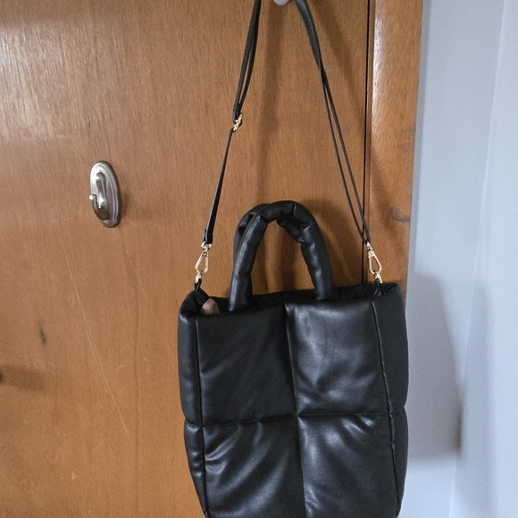 Chic Black Padded Crossbody Bag - Picture 1 of 8